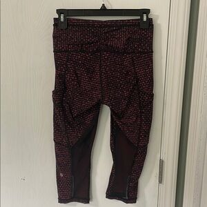 Lululemon Outrun 17" Crop Like New Leggings in the Plum / Black Pattern Size 6